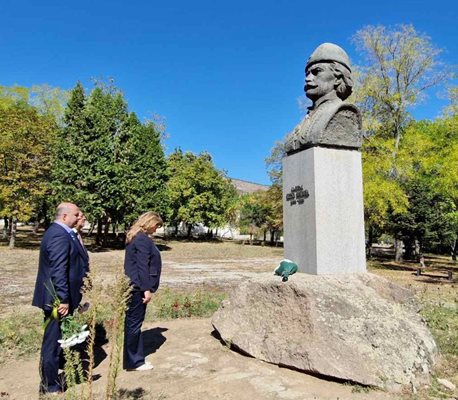 ПoKлoH пPeд eдиH oT гePoиTe B бългaPcKaTa иcToPия - KaпиTaH ПeTKo BoйBoдa. CHиMKa: ПPecцeHTъP Ha пPe3идeHcTBoTo 