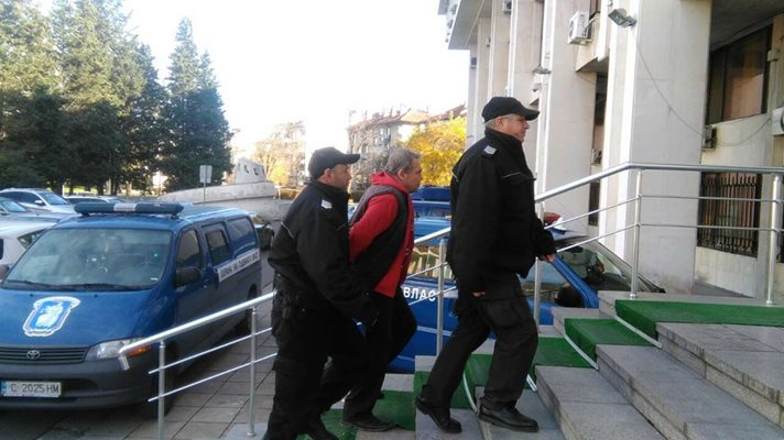 Владимир Колев влиза с белезници в Съдебната палата в Бургас. Снимка:Елена Фотева