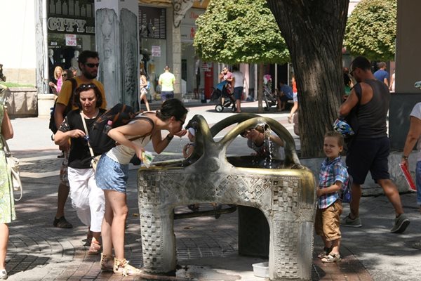 Редят се на опашка пред чешмичките на главната улица в Пловдив