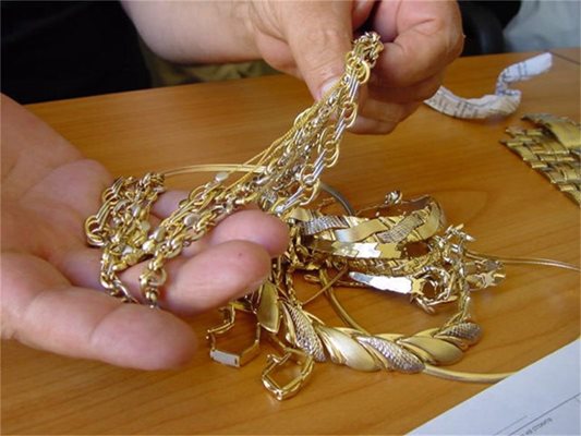 Златните накити  са конфискувани
 СНИМКА: Архив