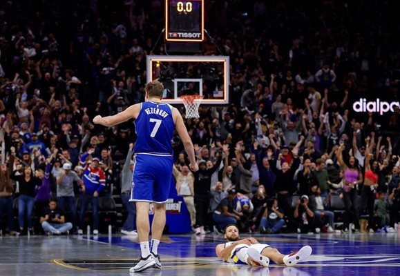 Везенков току-що е блокирал изстрел на звездата на “Голдън Стейт” Стеф Къри. Американският баскетболист не може да повярва, че отборът му пропиля аванс от 24 точки.

СНИМКА: РОЙТЕРС