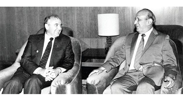 Михаил Горбачов и Тодор Живков водят привидно приятелски разговор за бъдещето на социализма.