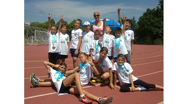 Ива Прандежва дава основата на децата в леката атлетика.