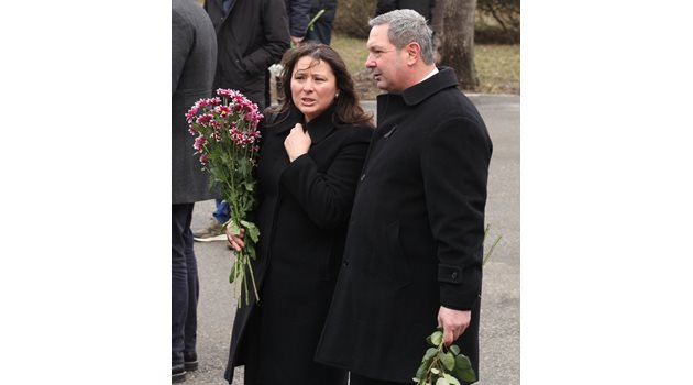 Андрей Аспарухов и съпругата му Изабела на погребението на баща й - легендарният нападател на "Левски" и националния отбор Павел Панов