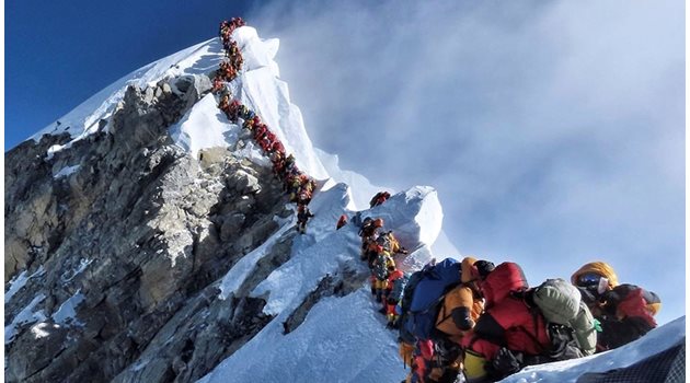 Все повече хора се качват на Еверест благодарение на комерсиалните експедиции.