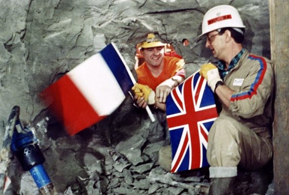 Французинът Филип Козет и англичанинът Греъм Фаг правят историческо ръкостискане, когато се срещат при прокопаването на тунела под Ламанша, започнало едновременно от бреговете на Франция и Великобритания.