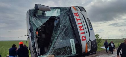 Автобус с туристи се преобърна на магистрала "Тракия" край Бургас