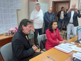 Навръх Гергьовден Ваня Григорова лично регистрира листата си в Пловдив.