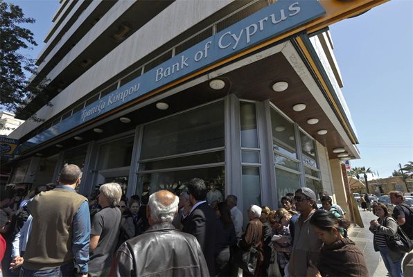 Вложители се редят на опашка пред Кипърската банка в Никозия, за да изтеглят пари. Кризата спука офшорния балон на острова.