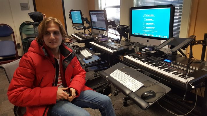 Асен Вапцаров всекидневно пише музика за филми, реклами и компютърн игри.