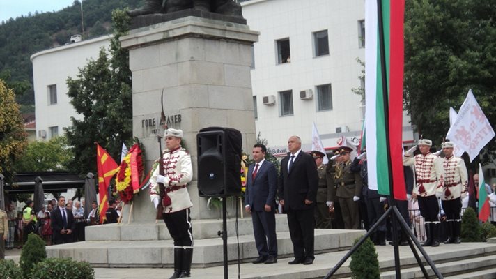 Бойко Борисов и Зоран Заев отдадоха почит пред паметника на Гоце Делчев на загиналите във войните.