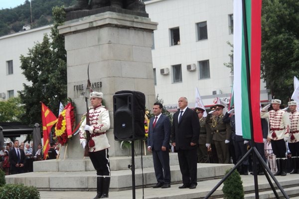 Бойко Борисов и Зоран Заев отдадоха почит пред паметника на Гоце Делчев на загиналите във войните.