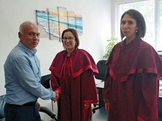 Районният прокурор на Кърджали Стоян Моневски поздрави новите прокурори Росица Ангелова /в средата/ и Марияна Качарова.