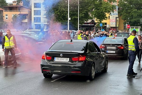 Абитуриенти с беемвета пред хотел "Тримонциум".