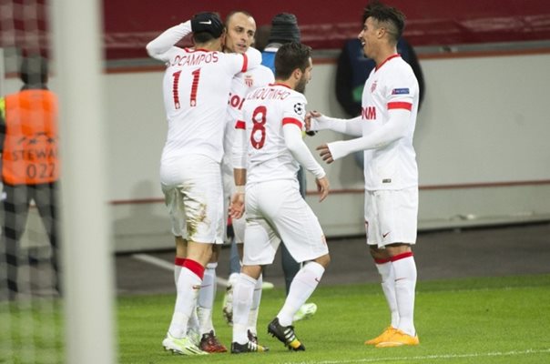 Лукас Окампос прегръща Димитър Бербатов, от когото започна атаката за гола на аржентинеца, донесъл победата на “Монако” с 1:0 над “Байер” в Леверкузен.