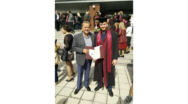 Гордият баща Илиас Йонакис с току-що дипломиралия се стоматолог Димитрис в Медицинския университет в Пловдив. Снимки: 24 часа