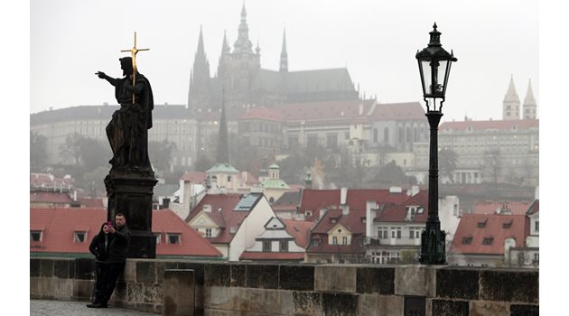 Двойка се снима на Карловия мост в Прага.