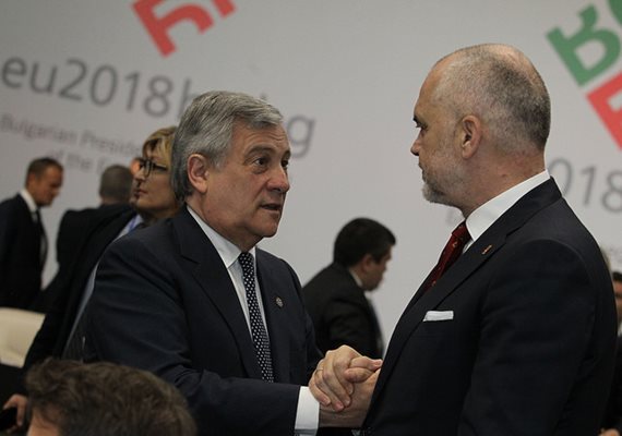 Антонио Таяни поздравява албанския премиер Еди Рама преди началото на срещата на върха в София