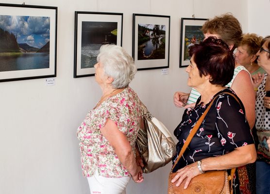 Фотографската изложба включва фотоси на автори от Македония, Босна, Русия