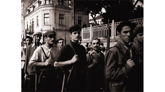ПАРАД: Партизани се разхождат гордо след 9.ІX.1944 г.