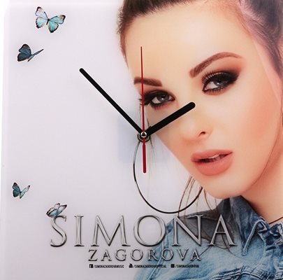 Всеки може да "заведе" Симона в дома си под формата на часовник