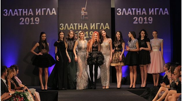 Невена Николова заедно с моделите си след дефилето.