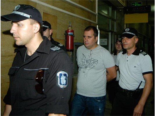 Полицаи водят в съда Христо Байков.
СНИМКА: ИВАЙЛО ДОНЧЕВ