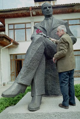 Боян Иванов полага цветя на паметника на своя баща Елин Пелин.
