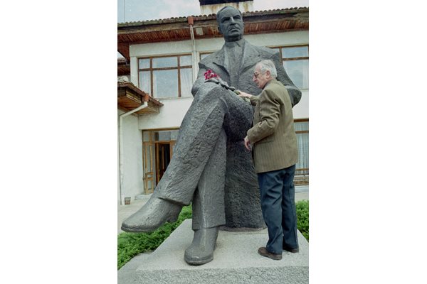 Боян Иванов полага цветя на паметника на своя баща Елин Пелин.