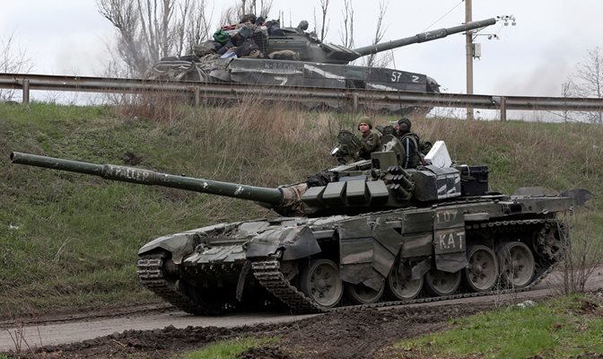 Танкове на проруските сепаратисти близо до пристанищния град Мариупол.