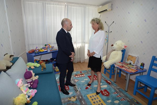 Зам.-министър Борислав Ганчев и председателят на Окръжния съд в Добрич Галатея Ханджиева в "Синята стая".