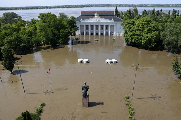 Районът около Дома на културата в Нова Каховка е наводнен от придошлата вода.
