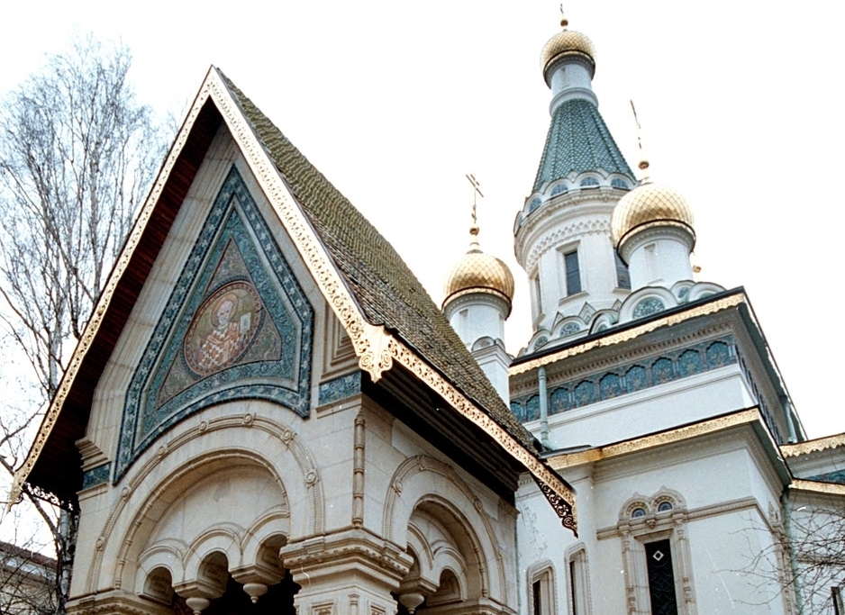 Модерният свят е влязъл в църква от XII век, България не може да реши кой да отключи руската