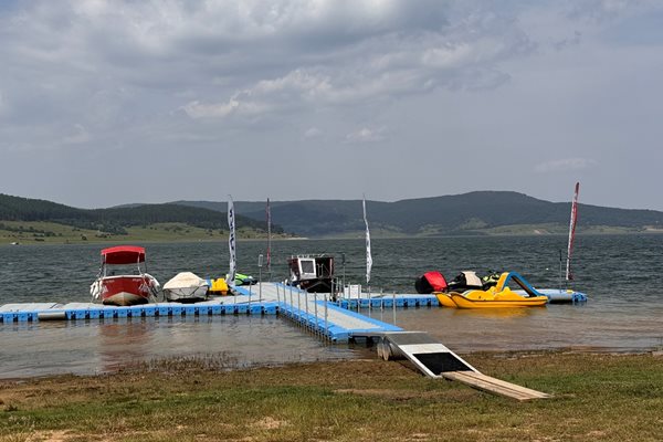 Плаващите кейове “Острова” 
Снимки: Авторът