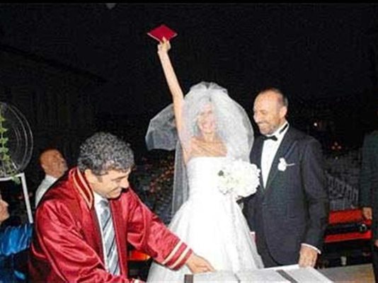 След сватбата на Шехерезада и Онур в края на хитовия сериал, и в реалния живот актьорите Бергюзар Корел и Халит Ергенч се ожениха в петък в Истанбул.
СНИМКА: WWW.AKSAM.COM.TR