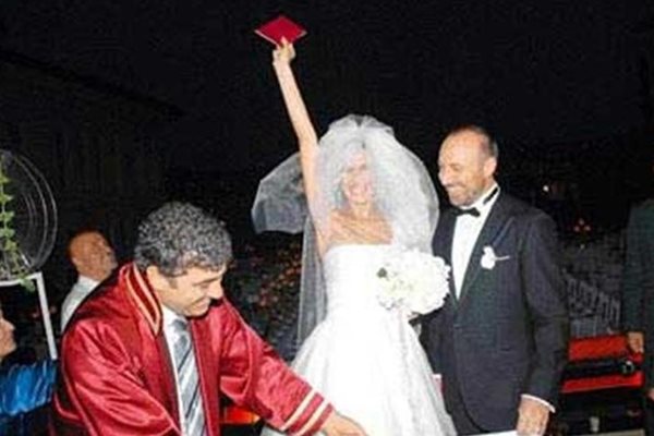 След сватбата на Шехерезада и Онур в края на хитовия сериал, и в реалния живот актьорите Бергюзар Корел и Халит Ергенч се ожениха в петък в Истанбул.
СНИМКА: WWW.AKSAM.COM.TR