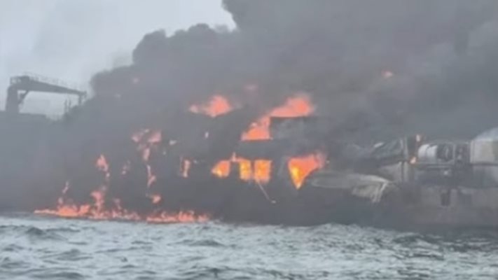 Петролен танкер и товарен кораб се сблъскаха в открити води до Англия (Видео)