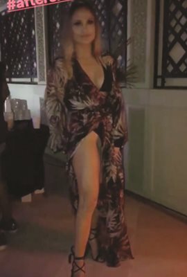 Джей Ло се разходи с ефирна рокля в Дубай
