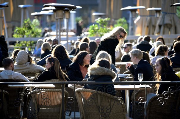 В центъра на шведската столица по кафенетата с маси на открито все още има хора СНИМКИ: Ройтерс