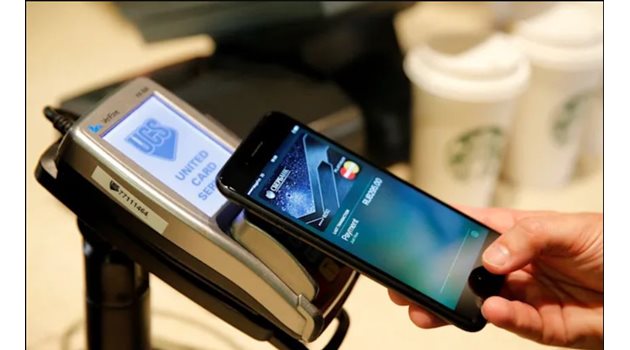 Все повече хора използват мобилните приложения на гигантите за разплащания.