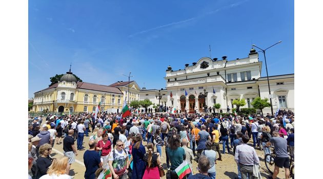 Няколко стотин души се събраха пред сградата на парламента, за да изразят недоволството си срещу кабинета "Денков-Габриел".
Снимка: Йордан Симеонов