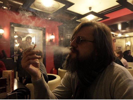 Мъж пуши цигара в кафене в центъра на Красноярск.
СНИМКА: РОЙТЕРС