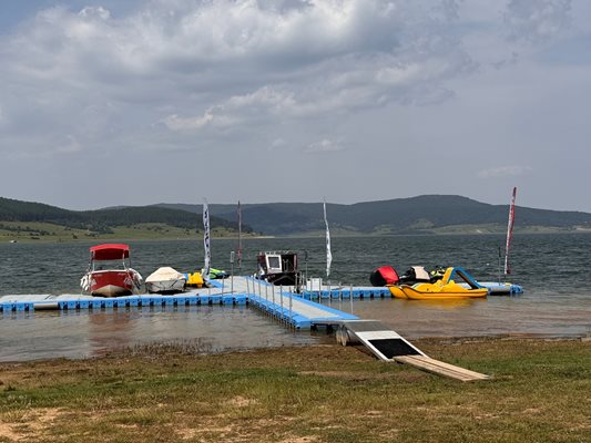 Плаващите кейове “Острова” 
Снимки: Авторът