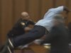 Баща се нахвърли върху убиеца на дъщеря си в съдебната зала (Видео)