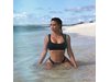 Ким Кардашиян показва форми на Бахамите със сестра си Кортни (Галерия)