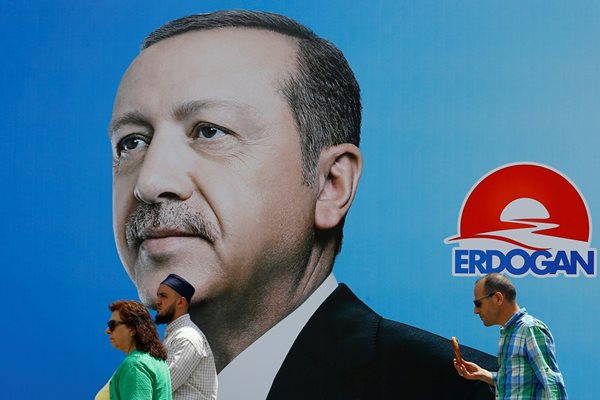 Плакат на Ердоган за предстоящите избори в неделя СНИМКА: Ройтерс