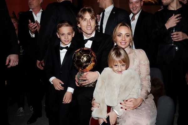 Лука и семейството му се радват на трофея