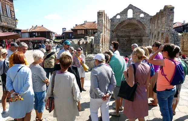 Туристи и местни дообогатяват знанията си за Несебър в Европейските дни на наследството.