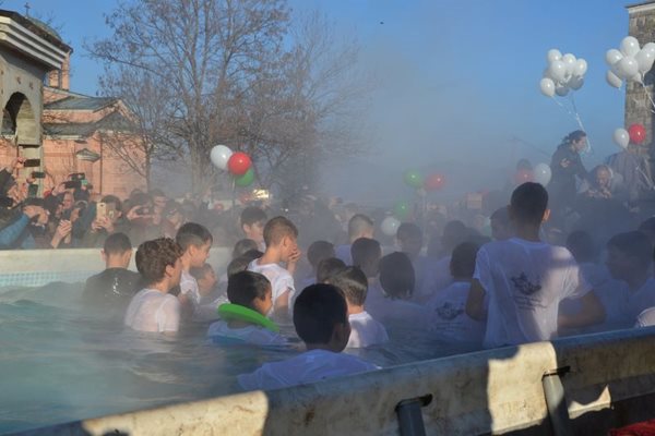 Ритуалът беше повторен и за 40 деца, които скочиха в басейн с топла вода.
