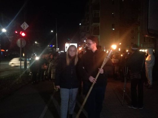 Стефка Терзийска и синът й Коста Козас водят факелното шествие в Благоевград
СНИМКА: Тони Маскръчка